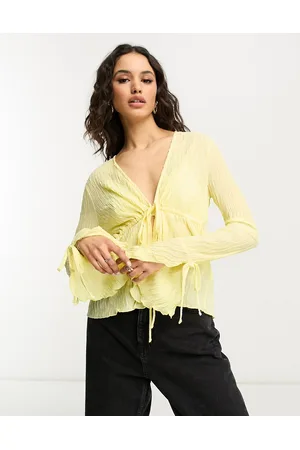 4th & Reckless Naiset Topit - Textured tie front bell sleeve top in