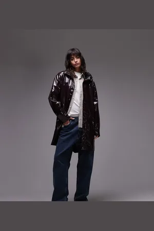 Rains 12020 - Bordeaux lang vandtæt jakke med blank finish - Kun hos ASOS-Rød