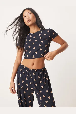 Urban Threads Petite - Marineblåt pyjamassæt i polyester med T-shirt og bukser med bamseprint
