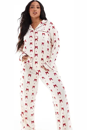 Chelsea Peers Curve - Pyjamassæt i cremefarvet polyester med rødt sløjfeprint - Kun hos ASOS-Hvid