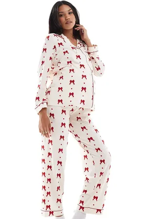 Chelsea Peers Maternity - Cremehvidt pyjamassæt i polyester med rødt sløjfeprint - Kun hos ASOS