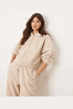 ASOS Cremehvidt loungesæt i fleece med tapered bukser og sweatshirt med lynlås i kraven