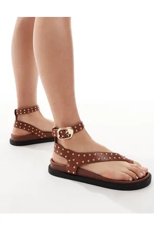 London Rebel Gyldenbrune flade sandaler med nitter og rem omkring tåen