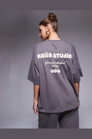 Kaiia Studio - Mørkegrå og gul oversized T-shirt med logoprint i boblestil på ryggen - Del af sæt