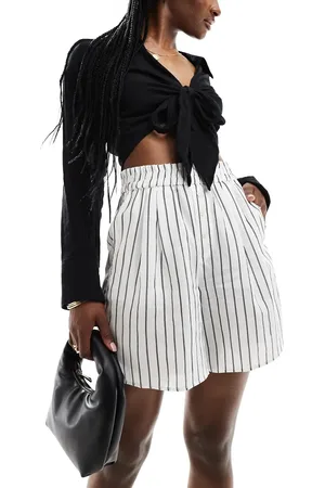 Bershka Hvide longline-shorts med striber i bomuld