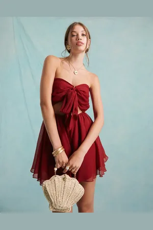 Miss Selfridge Rødt strand-playsuit med bindebånd foran i dobby-chiffon