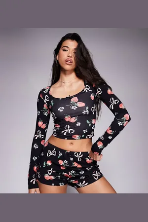 Kaiia Mix og match - pyjamastop med dyb og rund hals og jordbær- og sløjfeprint - Del af sæt - Kun hos ASOS-Multifarvet