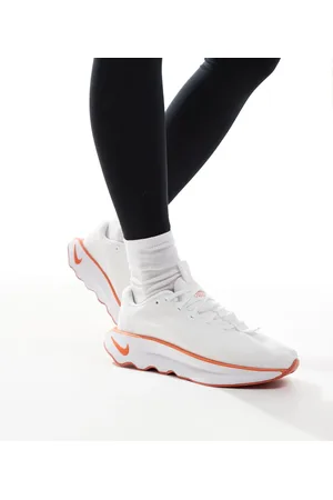 Nike Motiva - Orange og hvide sneakers