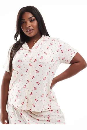Loungeable Curve - Pyjamassæt i superblød jersey med top med reverskrave og shorts med bånddetalje samt kirsebær- og hjerteprint