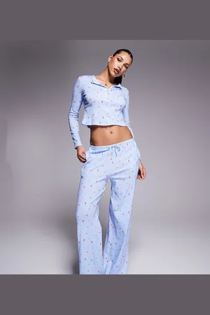 Kaiia Lyseblå pyjamasbukser i pointelle-strik med brede ben og småblomstret print - Del af sæt - Kun hos ASOS