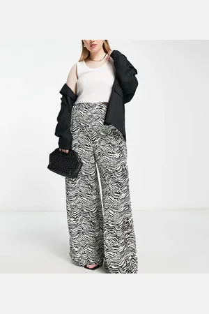 In The Style X Yasmin Devonport - Bukser med vide ben og zebraprint - Kun hos ASOS