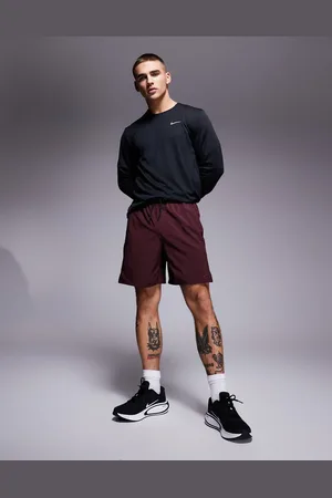 Nike Dri-FIT Unlimited - Bordeauxrøde og vævede 7-tommersshorts