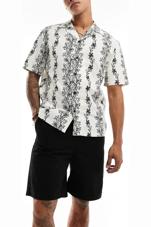 SELECTED Løstsiddende og sorte shorts i ripstop-stof