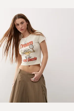 Monki Ecrufarvet og krympet baby-t-shirt med tennisgrafik i tegneseriestil-Hvid