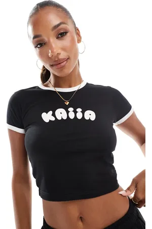 Kaiia Baby-t-shirt med kontrastkant og logo i boblestil - Del af sæt