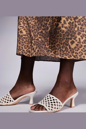 Public Desire Maribelle - Cremehvide vævede mule-sandaler med kitten-hæl