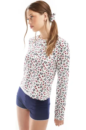 ASOS Mix og match - Langærmet Henley-pyjamastop med bordeauxrødt og småt bærprint og matchende hårelastik-Hvid