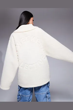 ASOS Weekend Collective - Cremehvid sweatshirt med ribstrikket hals og lynlås samt præget design på ryggen