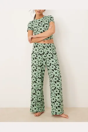 Urban Threads Pyjamassæt med T-shirt og bukser med retro-inspireret blomstermønster i polyester
