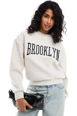 Brave Soul Cremehvid sweatshirt med print i imiteret lammeskind