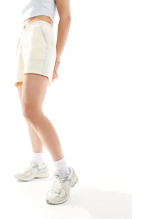 Kaiia Citrongule sweatshorts med lyseblå kontraststriber - Del af sæt