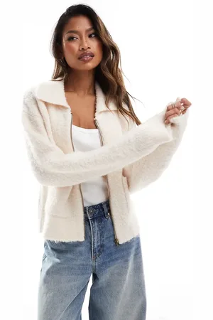 In The Style Cremehvid cardigan i strik med lynlås og lommedetaljer