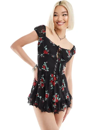 Daisy Street Flagrende playsuit med vingeærmer, bindebånd foran og roseprint i sort mesh-Multifarvet