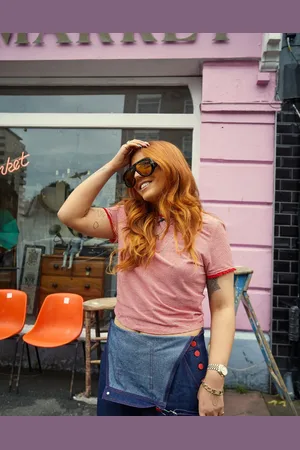 Labelrail X Laura Elizabeth Klein - Rød baby-t-shirt med striber og kontrastkanter