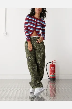 Reclaimed Bukser med barrel-ben og camouflage-roseprint-Grøn