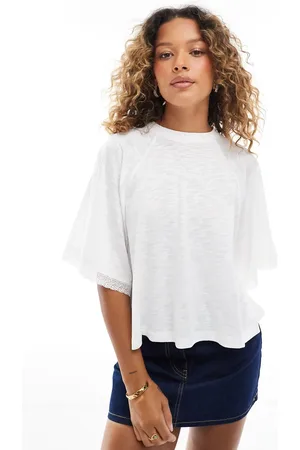 Miss Selfridge Bred cropped T-shirt med broderet blondekant