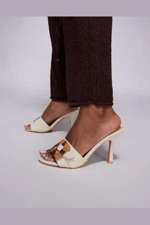 Public Desire Andria - Cremefarvede mule-sandaler med mellemhøj hæl og spænde-Hvid