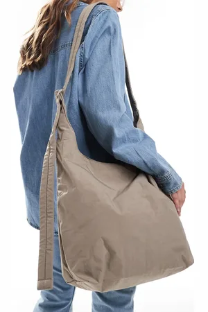 Baggu Stor skuldertaske i duegrå nylon i sling-stil
