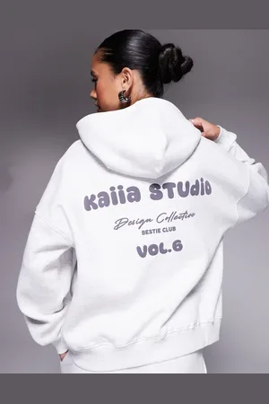 Kaiia Studio - Lysegråmeleret oversized hættetrøje med print på ryggen - Del af sæt