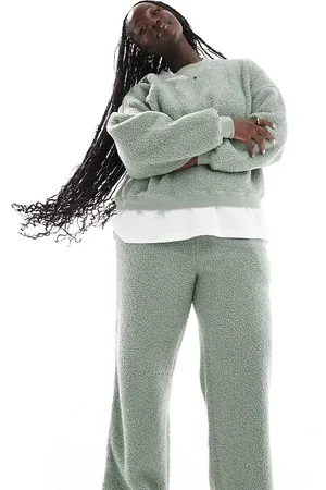 ASOS ASOS DESIGN Curve - Salviegrønt lounge-sæt i plys med sweatshirt og bukser med brede ben