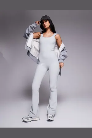 In The Style Lysegråt ribstrikket jumpsuit med dyb, rund hals og svaj