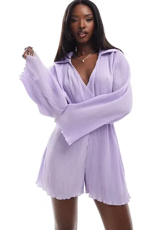 In The Style Plisseret og skjorte-playsuit med slå-om om og lange ærmer