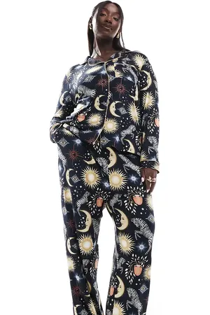 Chelsea Peers Curve - Marineblåt pyjamassæt med shorts og kortærmet skjorte med reverskrave i måne- og zebraprint