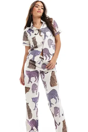 Chelsea Peers Råhvidt pyjamassæt med kortærmet top og bukser med tonet leopardprint - Kun hos ASOS