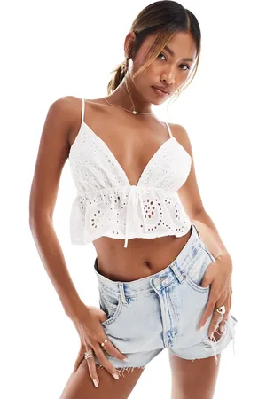 Kaiia Cami-top med bindebånd foran og peplumkant i broderie anglaise