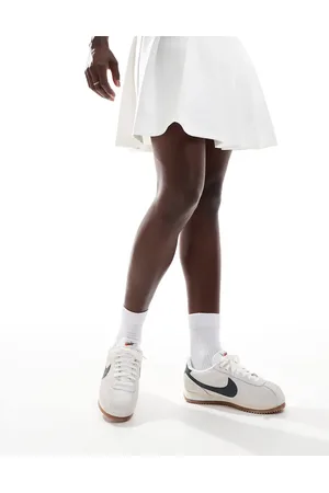 Nike Cortez - Sorte og hvide sneakers i ruskind