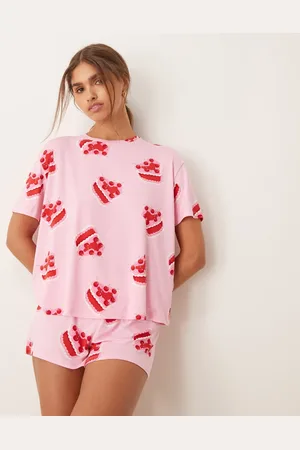 Urban Threads Lyserødt pyjamassæt med oversized T-shirt og shorts med hjerteformet kageprint