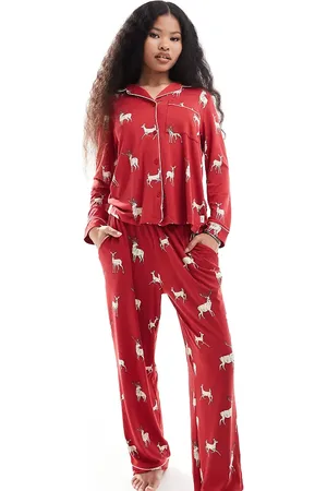 Chelsea Peers Jul - Ham og hende - Pyjamassæt med langærmet reversskjorte og bukser med rensdyrprint
