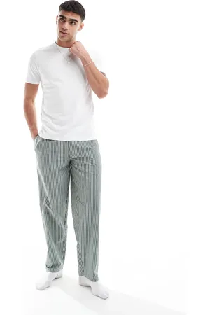 New Look Kakigrønt pyjamassæt med T-shirt og stribede bukser i vævet stof
