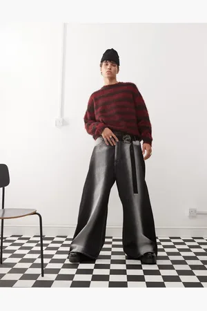 Cheap Monday Rad - Vaskede sorte jeans med ekstravide ben og ekstrem spray-finish