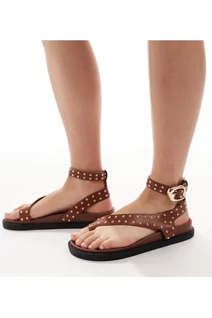 London Rebel Lysebrune og flade sandaler med nitter og rem omkring tåen