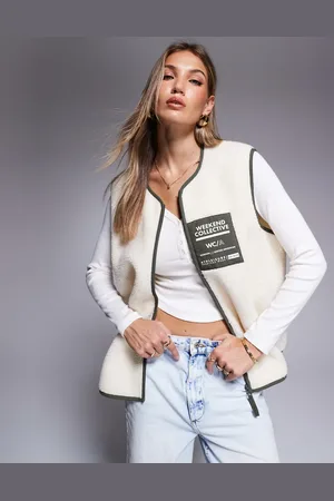 ASOS Weekend Collective - Cremehvid og khakigrøn vest med nylonlomme i imiteret lammeskind-Multifarvet