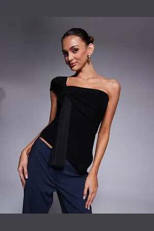 Fashionkilla Og stram top med asymmetrisk snit og knudedetalje fortil samt dobbelt formgivende effekt