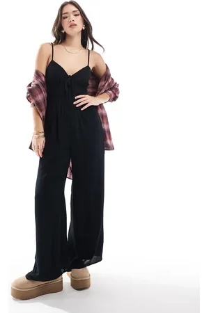 Hollister Jumpsuit med cami-stropper og dobbelt bindebånd foran