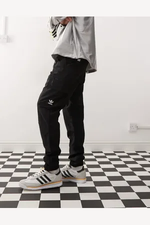adidas Essentials - Sorte og vævede cargobukser med trekløverlogo