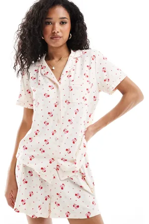 Loungeable Pyjamassæt med shorts og top med reverskrave med kantdetaljer og kirsebær- og hjerteprint i superblødt jersey